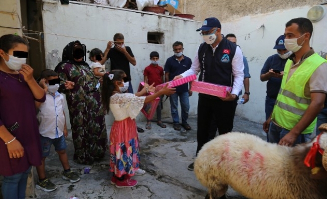 Urfa'nın ilçesinde ihtiyaç sahiplerine kurbanlıkları dağıtıldı
