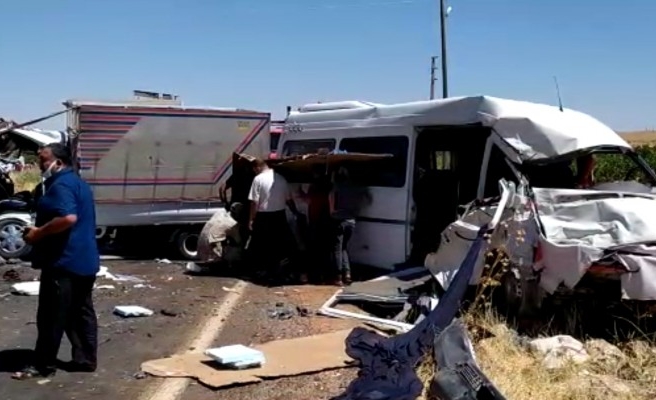 Urfa’da işçileri taşıyan araç kaza yaptı: 14 yaralı (EK)