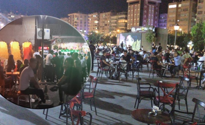 Urfa’da caddeler, kafeler doldu taştı