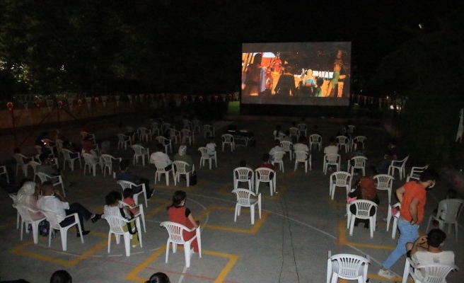Urfa'da sosyal mesafeli açık hava sineması düzenlendi