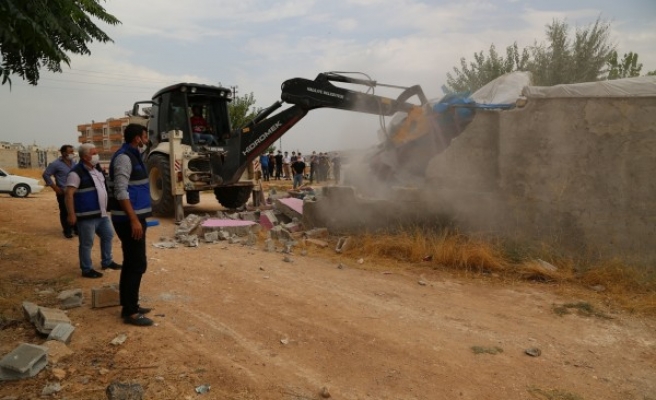 Haliliye’de kaçak yapılar yıkılıyor