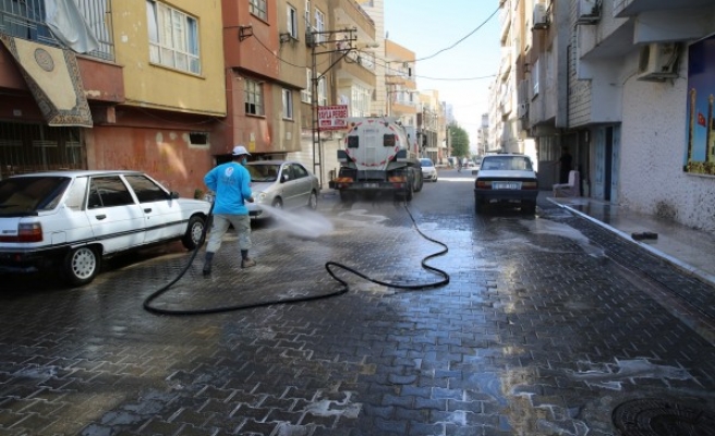Urfa'da mahalleler köpüklü su ile yıkanıyor