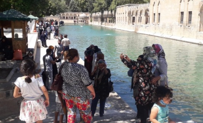 Balıklıgöl ve Dergah'ta Cuma bereketi yaşanıyor