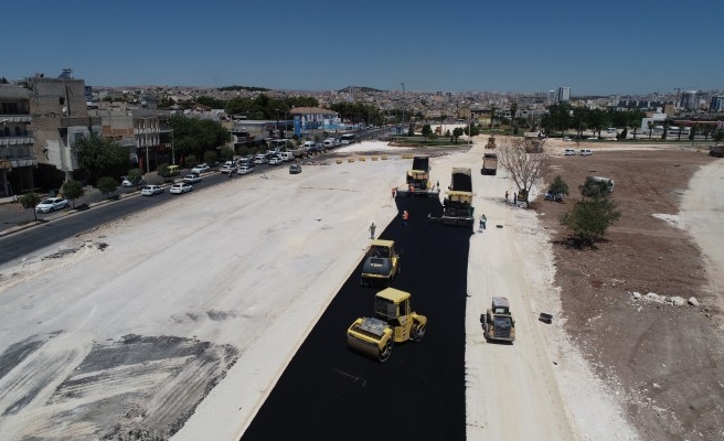 Akçakale'de yol genişletme çalışmaları sürüyor