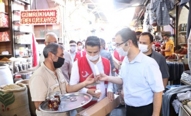 Urfa'da hareketliliğin olduğu tarihi çarşıda denetim!