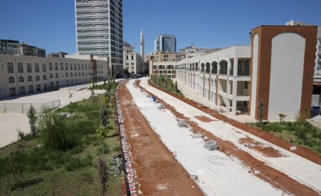Urfa'da yeşil koridor ve standart cadde yapımı sürüyor