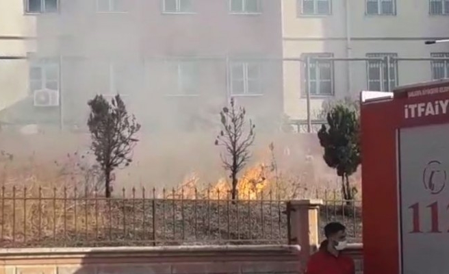 Şanlıurfa'daki okulun bahçesinde yangın çıktı