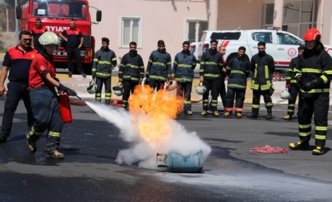 Üniversiteli itfaiyeciler Urfa’da mesleğe hazırlanıyor