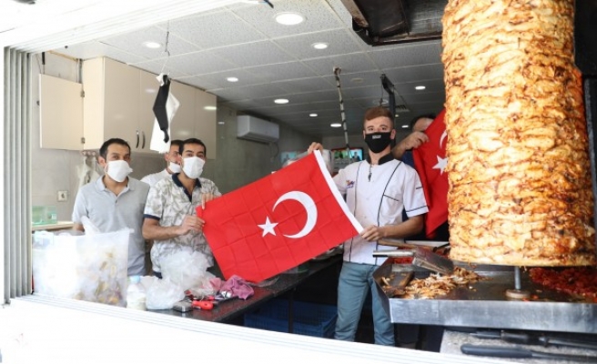 Urfa’nın ilçesinde vatandaşlara bayrak dağıtıldı