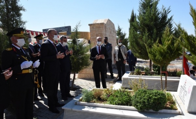 Urfa'da tedbirli tören: Şehitler ziyaret edildi