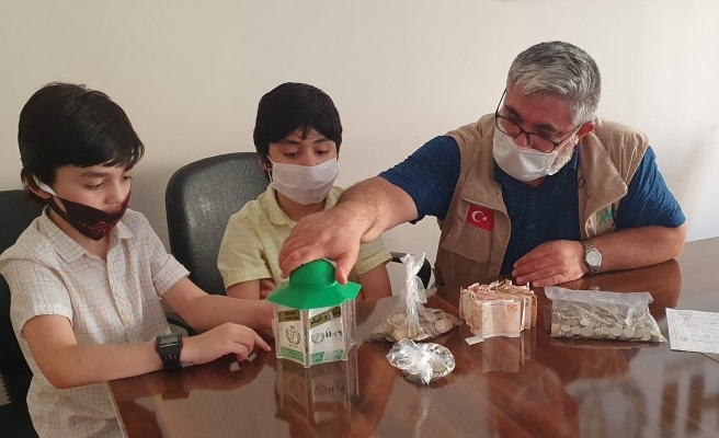 Suriyeli iki kardeşten yüreklere dokunan davranış