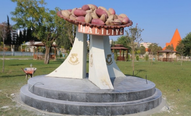 Haliliye Belediyesinden dev fıstık heykeli