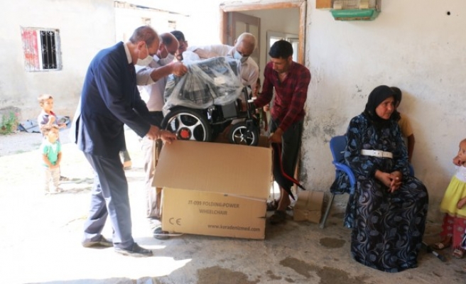 Vatandaşın talebi geri çevrilmedi: Sandalye hediye edildi