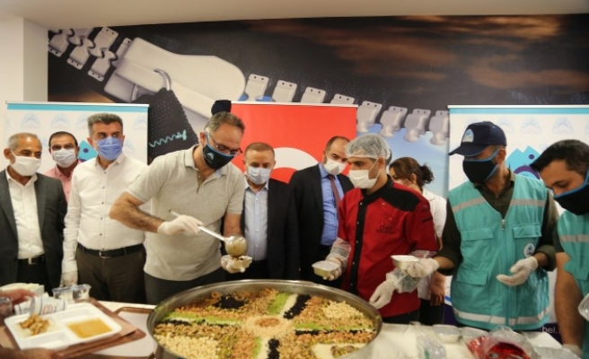 Kuş, sağlık çalışanlarına aşure dağıttı: Her zaman yanlarındayız!