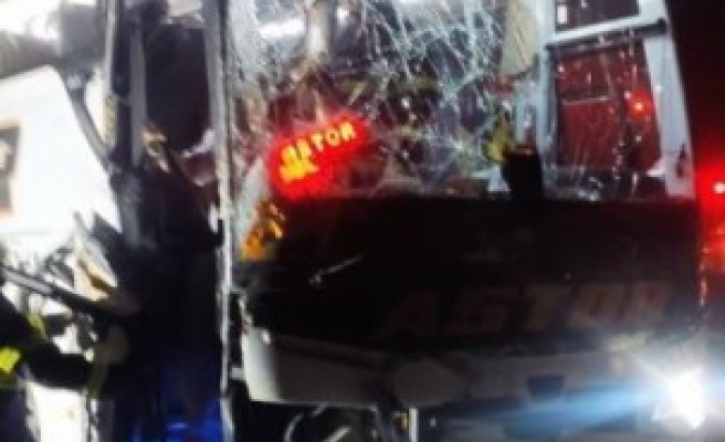 Urfa otobüsü ile kamyon çarpıştı: 4 yaralı