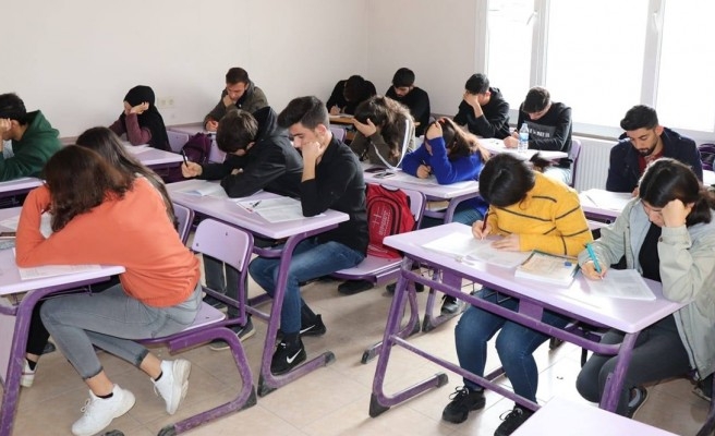 Halfetili gençler üniversite hayallerine kavuştu