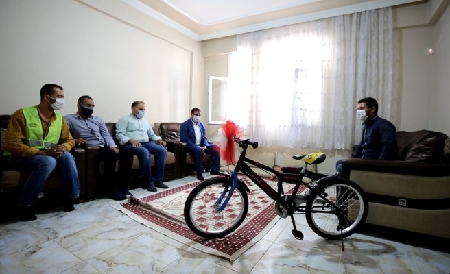 Küçük kızı hastaneye yetiştiren personel unutulmadı