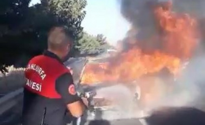 Urfa'da seyir halindeki araç alev alev yandı