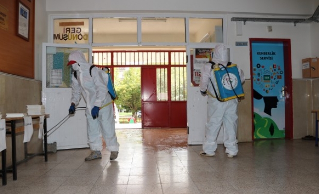 Karaköprü'de okullar dezenfekte ediliyor