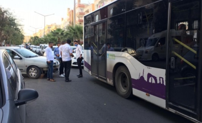 Urfa'da kaza: Belediye otobüsü ile araç çarpıştı