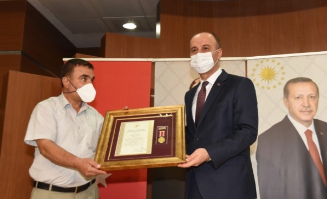 Şehit aileleri ve gazilere devlet övünç madalyası ve beratı verildi