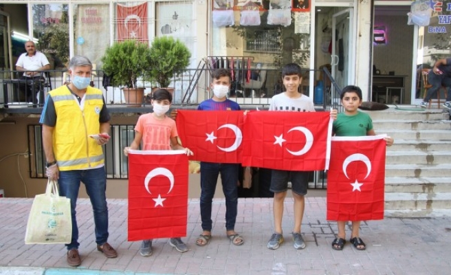 Gaziler Gününde esnaf ve vatandaşa bayrak dağıtıldı