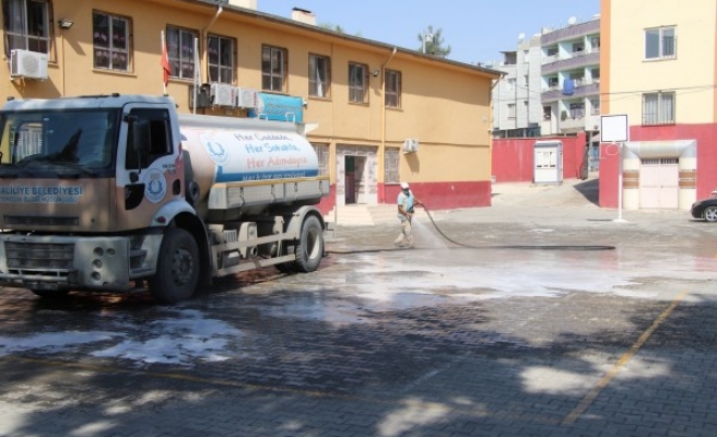Haliliye'de okullar dezenfekte ediliyor