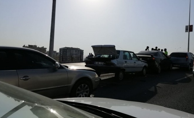 Çevik Kuvvet Kavşağında kaza: 4 araç birbirine girdi!