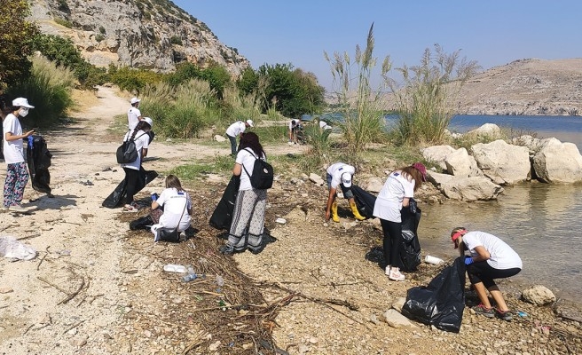 ‘Saklı Cennet’te göl temizliği ve ağaç dikimi yapıldı