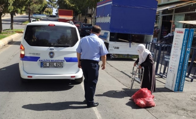 Haliliye zabıta ekipleri yaşlı kadına yardım etti