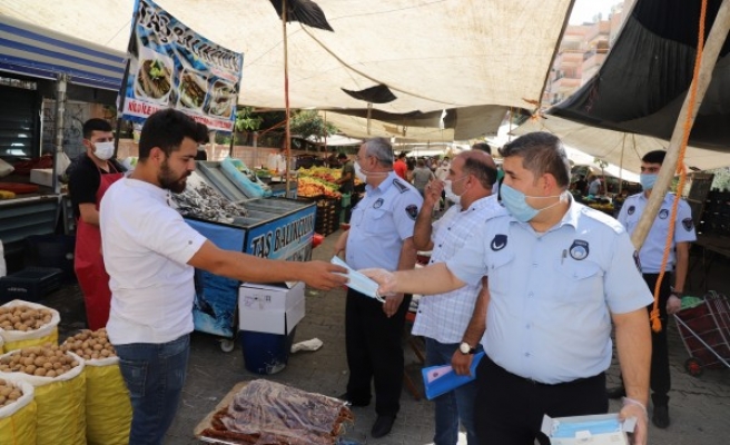 Urfa'da pazar yerlerinde maske ve mesafe denetimi sürüyor