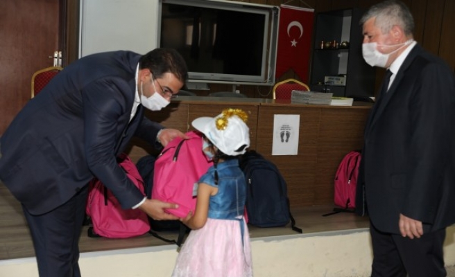 Haliliye'de ihtiyaç sahibi ailelere 'kırtasiye' desteği verildi