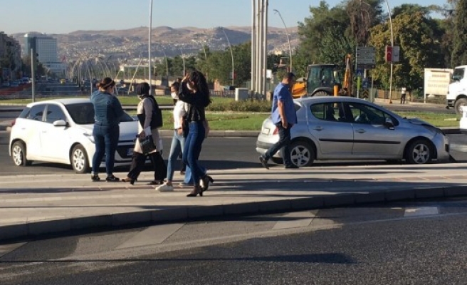Necmettin Cevheri Bulvarında kaza!
