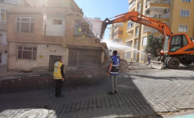 Ekipler harekete geçti: Şanlıurfa’nın ilçesinde yıkım
