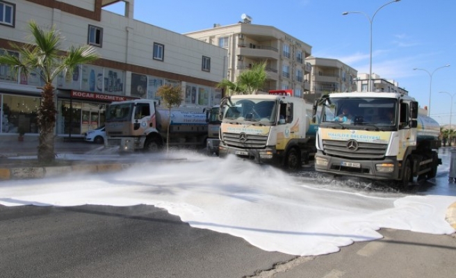 Haliliye sokakları köpüklü su ile yıkanmaya devam ediyor