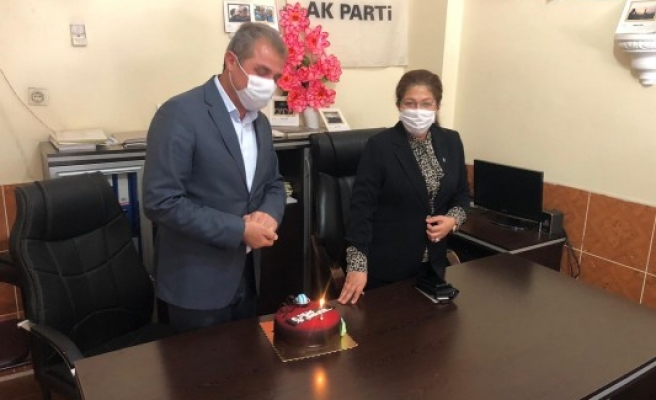 İlçe başkanına MKYK üyesinden doğum günü sürprizi