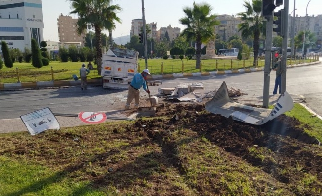 Urfa'da freni boşalan kamyon refüje çarptı