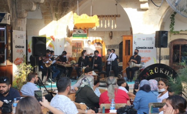 Urfalı gençlerden Gümrük Hanı'nda müzik dinletisi