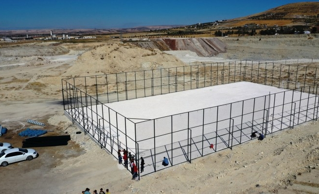 Karaköprü'de sentetik saha yapımı sürüyor