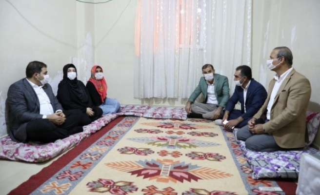 Canpolat, kapısını çaldığı vatandaşlara misafir oldu