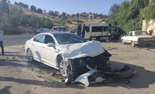 Şanlıurfa'da işçi servisi ile otomobil çarpıştı: 15 yaralı
