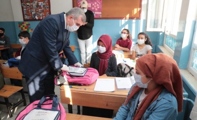 Şanlıurfa'da öğrencilere hijyen ve eğitim seti dağıtıldı