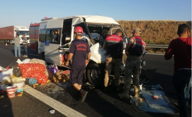 Urfa'da tarım işçilerini taşıyan minibüs ile TIR çarpıştı! (GÜNCELLENDİ)