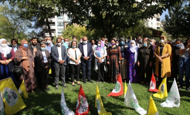 HDP Urfa İl Örgütü partinin yıl dönümünü halayla kutladı!