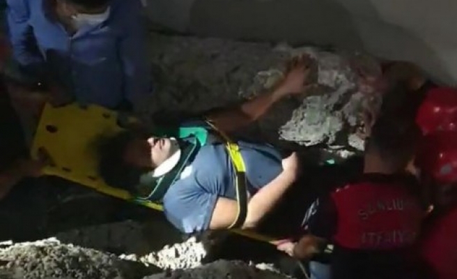 Urfa'da motosikletli sürücü inşaat çukuruna düştü