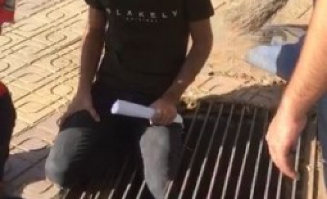 Şanlıurfa'da bir gencin ayağı mazgala sıkıştı