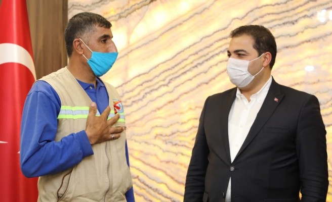 Başkan Canpolat'tan duyarlı personeline altın ödülü