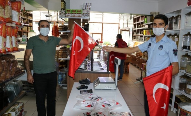 Urfa’nın ilçesinde esnafa Cumhuriyet Bayramı hediyesi