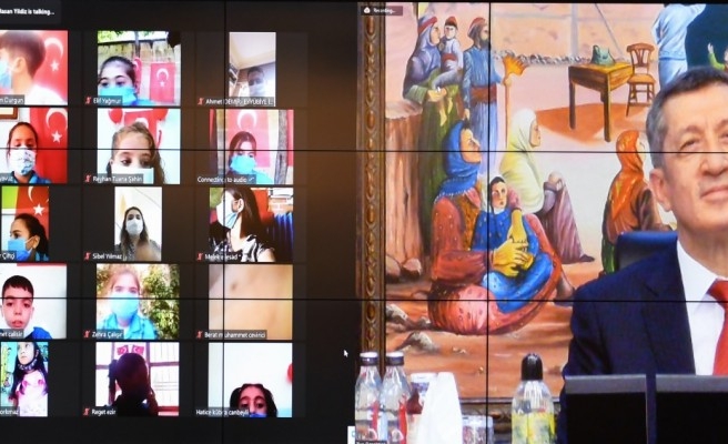 Öğrencilere jest! Bakan Urfa türküsü seslendirdi