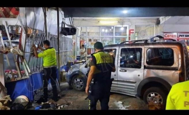 Şanlıurfa'da araç bakkal dükkanına girdi! 8 yaralı